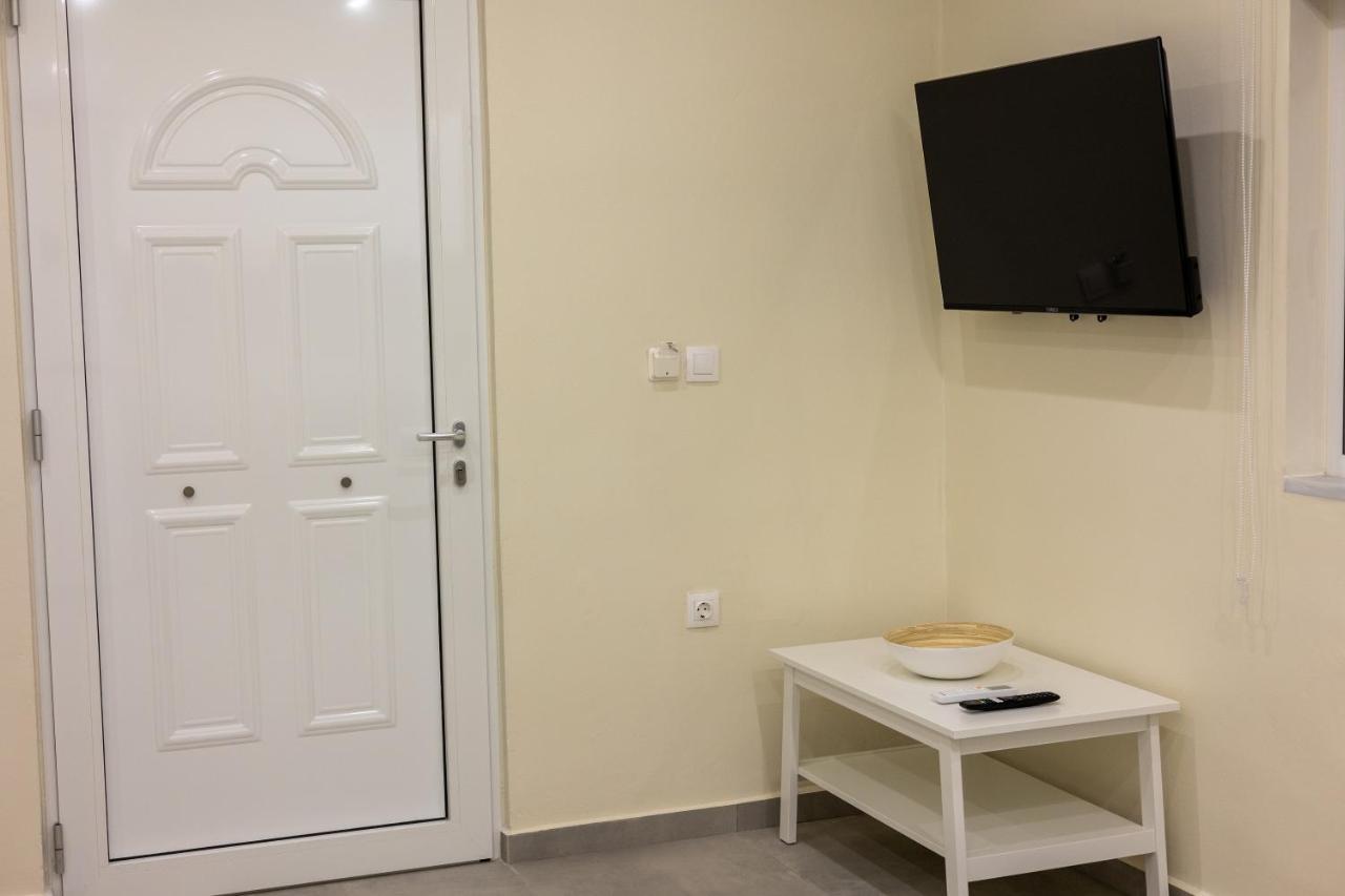 Adriana Apartment Agia Marina  Exterior photo